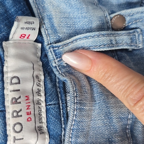 Torrid Boyfriend  Vintage Stret Denim Distructed Bermuda Shorts 18 - Picture 9 of 15